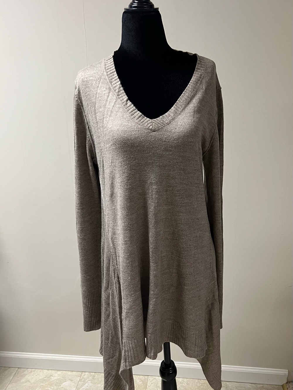 New York & Company Taupe V-Neck Long Sleeve Tunic